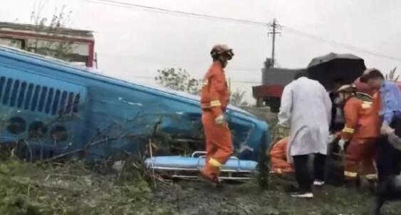 安徽载49客车侧翻 造成5人殒命