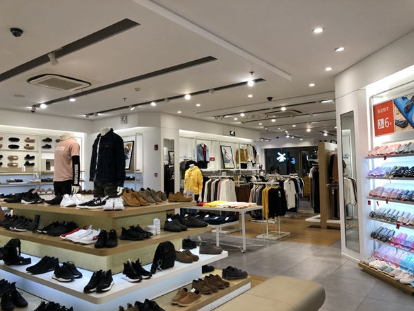 快时尚当路 传统衣饰拍马赶上