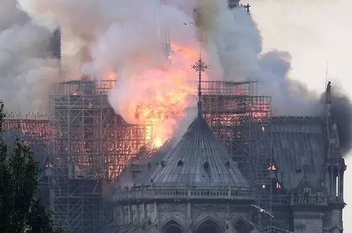 °ÍÀèʥĸԺ´ó»ð °ÍÀèʥĸԺ´ó»ð