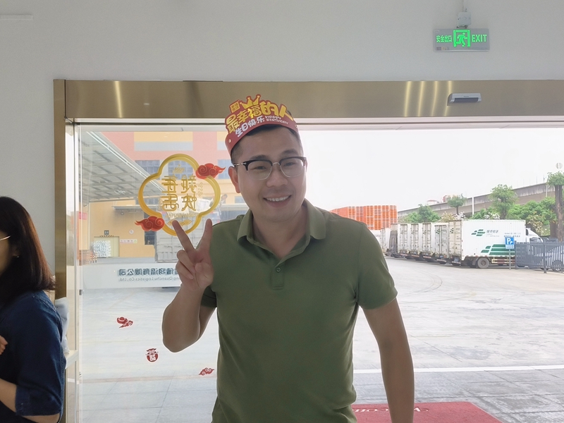 寿星头戴生日帽 寿星头戴生日帽